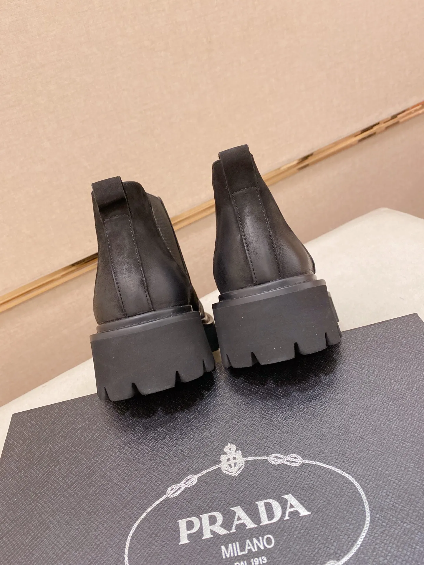 Factory price 580💰 The new PRADA (Prada) counters are launched simultaneously, new men's shoes, 😘fabrics are selected from cowhide. Lining: Full sheepskin lining. 👍🏿 High-end ☄️ air-cushion molded anti-slip rubber outsole, exquisite lines, simple and elegant, comfortable and high-end for leisure travel. Number of yards: 38 to 44. Can be ordered for 45 non-refundable